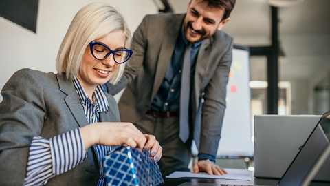 Mitarbeiter bekommt geschenk vom Chef © Shutterstock