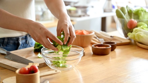 Frau kocht essen © Shutterstock