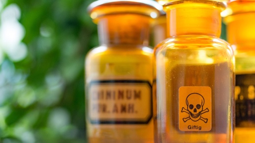 Alte Flaschen mit Giftwarnhinweisen. © Shutterstock