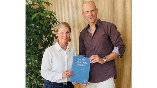 Apothekerkammer-Präsidentin Ulrike Mursch-Edlmayr und Christoph Hörhan mit dem AHF-Community-Manifest. © Shutterstock