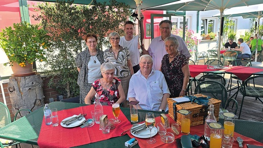 Past-Präsident Hanns-Peter Glaser mit „seiner“ Elfi und den Gratulant:innen Mag. Andrea Vlasek, Past-Präsidentin Ulrike Mayer, VAAÖ-Präsident Raimund Podroschko, VAAÖ-Direktor Norbert Valecka und Mag. Gertraud Buresch (hintere Reihe v. l. n. r.) © VAAOE