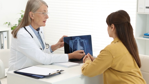 Ärztin klärt bzgl. Lungenkrebs auf. © Shutterstock