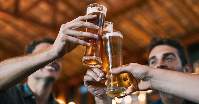 Männer trinken Bier. © Shutterstock