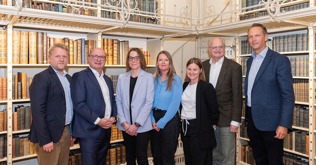 V. l. n. r.: Mag. Nikolaus Koller (ÖMA) und Mag. pharm. Thomas W. Veitschegger  (Präsident Apothekerverband) mit den Preisträgerinnen Mag. Sabine Stehrer  (Medizin Populär), Mag. Ina Weber-Janes (Wiener Zeitung) und Mag. Martina Marx  (Kleine Zeitung) sowie Mag. Jan Pazourek (Dachverband) und  Mag. pharm. Dr. med. Alexander Hartl (2. Vizepräsident Apothekerverband) © Renee-Del-Missier