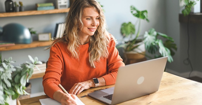 Frau arbeitet am Laptop © iStock