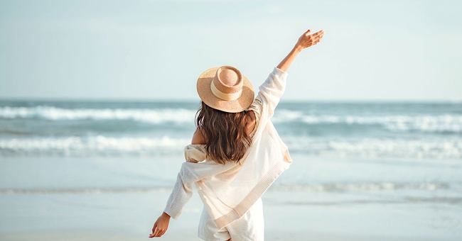 Frau am Strand glücklich. © Shutterstock