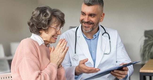 Arzt zeigt älterer Patientin erfreuliche Befunde. © Shutterstock