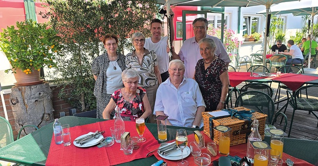 Past-Präsident Hanns-Peter Glaser mit „seiner“ Elfi und den Gratulant:innen Mag. Andrea Vlasek, Past-Präsidentin Ulrike Mayer, VAAÖ-Präsident Raimund Podroschko, VAAÖ-Direktor Norbert Valecka und Mag. Gertraud Buresch (hintere Reihe v. l. n. r.) © VAAOE