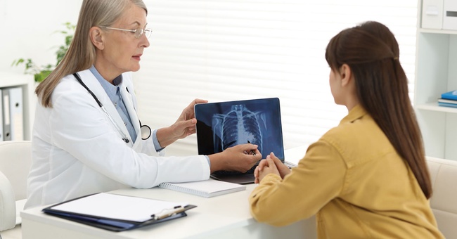 Ärztin klärt bzgl. Lungenkrebs auf. © Shutterstock