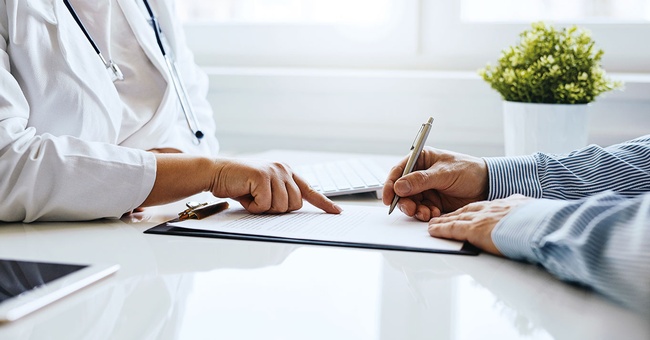 Eine Patientenverfügung  gilt erst dann, wenn eine Person ihren Willen aus gesundheitlichen Gründen nicht mehr ausdrücken kann. Zum Zeitpunkt der Errichtung muss die Person freilich entscheidungsfähig sein. © Shutterstock