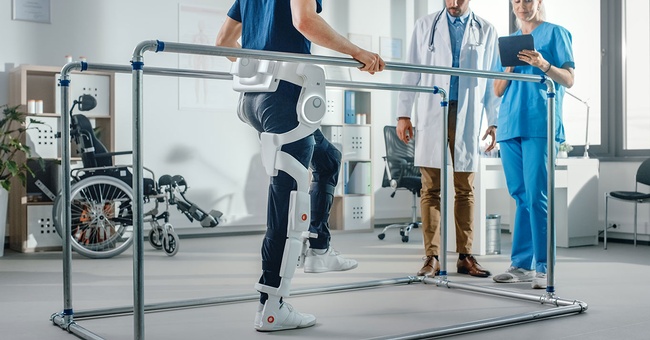 Roboter unterstützt Patient. © Shutterstock