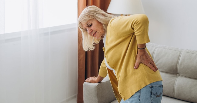 Frau mit Rückenschmerzen. © Shutterstock