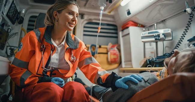 Rettungskraft beruhigt Patientin © iStock