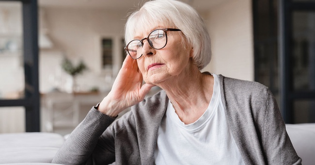 Ältere Dame schaut traurig © iStock