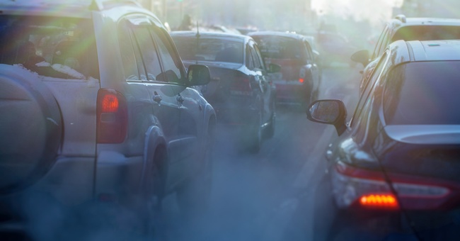 Autoverkehr mit sichtbaren Abgasen. © Shutterstock