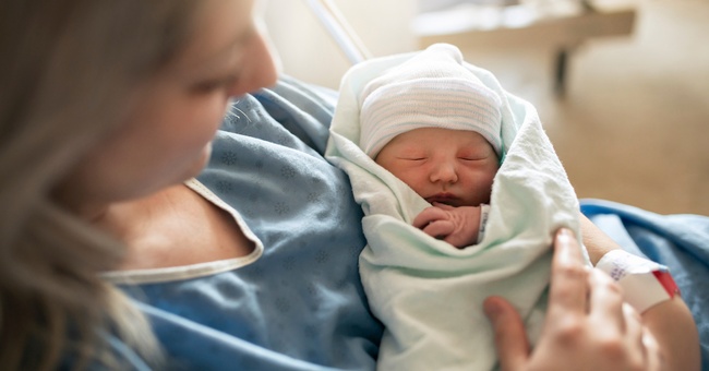Mutter hält ein Neugeborenes in den Armen.  © Shutterstock