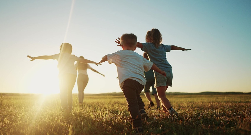 Kinder laufen im Freien bei Sonnenuntergang © Shutterstock