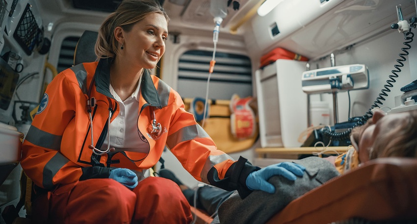 Rettungskraft beruhigt Patientin © iStock