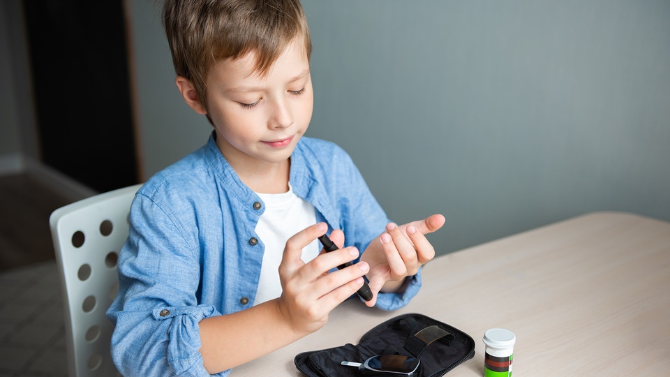 Junge führt an seinem Finger eine Insulinmessung durch.  © Shutterstock