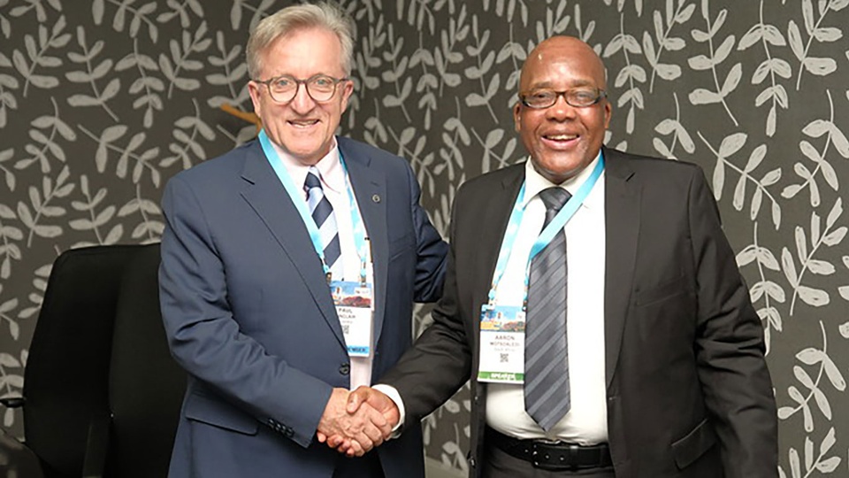 Über 3.300 Besucher:innen nahmen am 82. FIP-Jahreskongress in Kapstadt teil, darunter auch Aaron Motsoaledi, Gesundheitsminister von Südafrika, im Bild mit FIP-Präsident  Paul Sinclair (l.). © FIP Congress & Events beigestellt