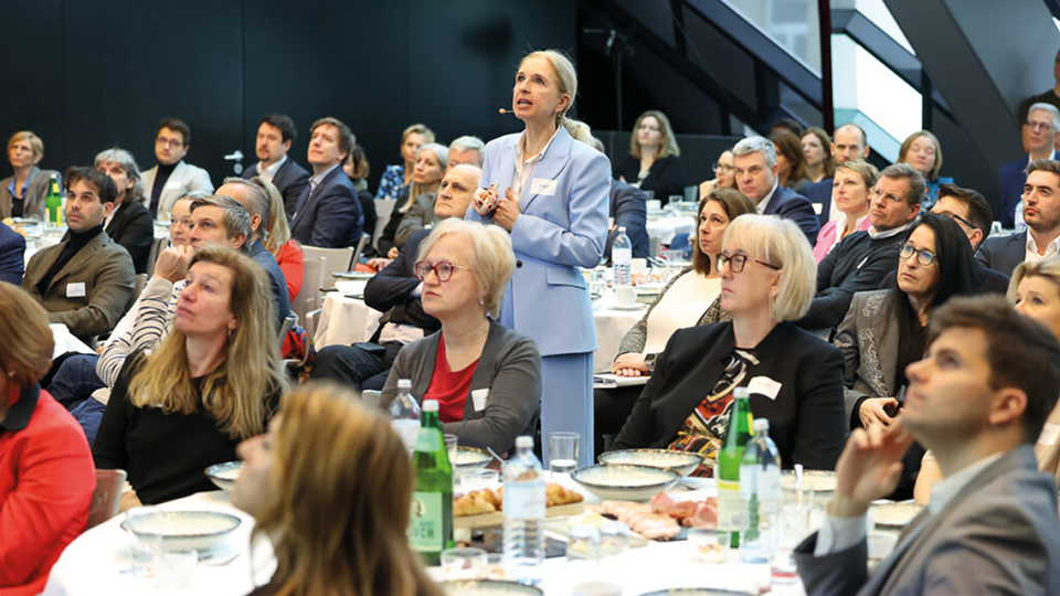 Beatrix Linke übernahm im Februar 2024 die  Position Lead Austria bei IQVIA und führte durch den Abend. © IQVIA/ Katharina Schiffl