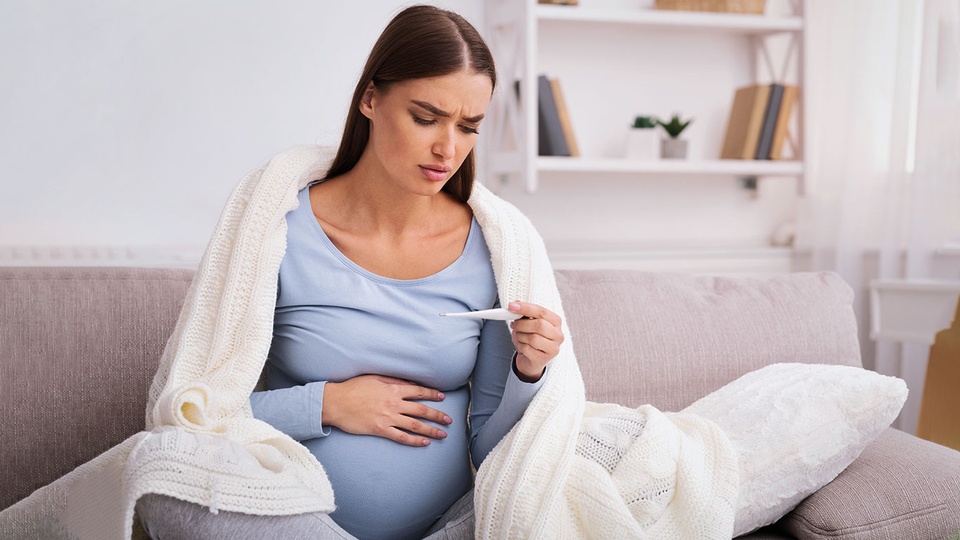 Wird die Infektion bei Schwangeren früh genug bemerkt und behandelt, sind die Überlebenschancen des Fötus gut. © iStock/Prostock-Studio