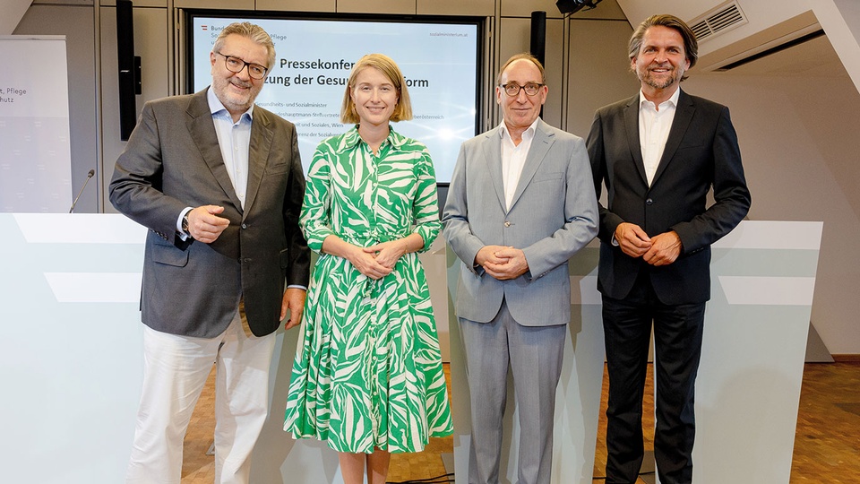 (v. l. n. r.) Der Wiener Gesundheits-Stadtrat Peter Hacker mit Oberösterreichs Gesundheits-Landrätin Christine Haberlander, Gesundheitsminister Johannes Rauch und dem Vorsitzenden der Konferenz der Sozialversicherungsträger, Peter Lehner  © BMSGPK/ Waaijenberg