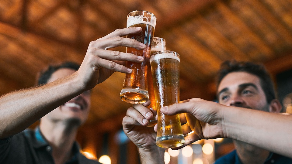 Männer trinken Bier. © Shutterstock