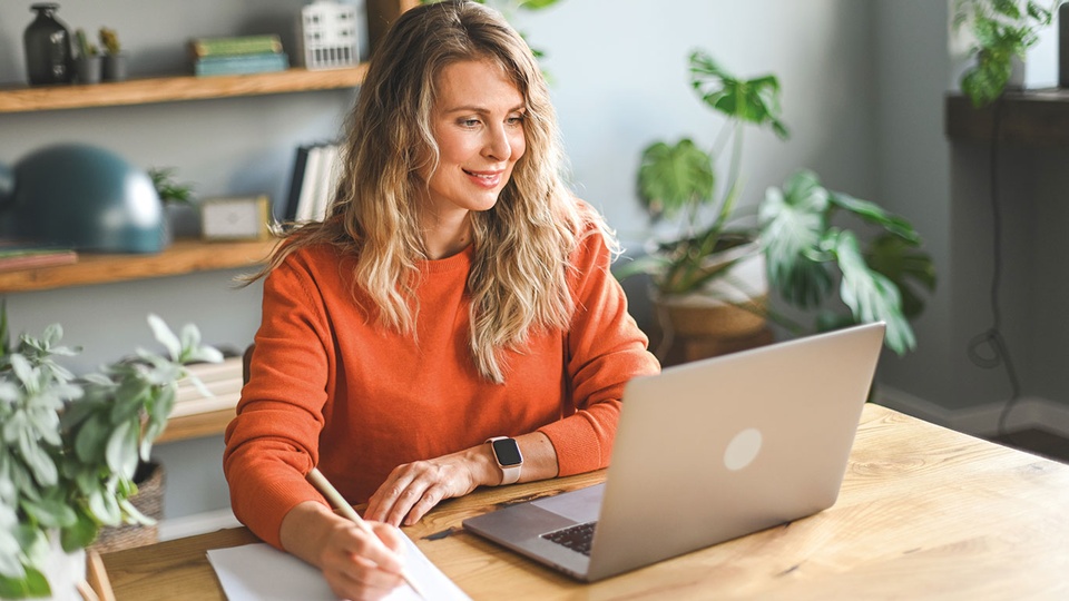 Frau arbeitet am Laptop © iStock