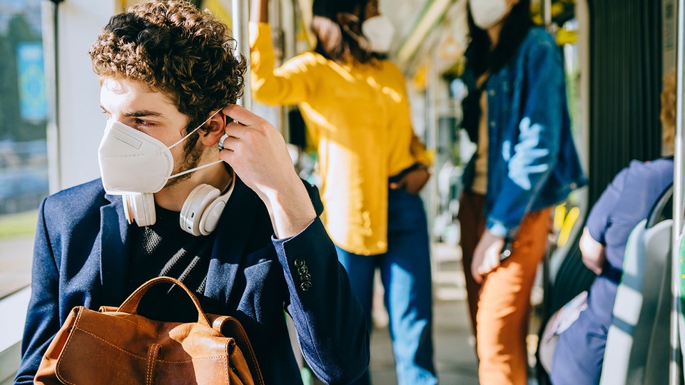 Mann mit Masken im Bus © Shutterstock