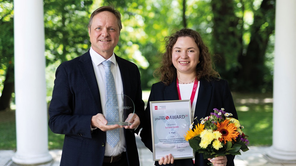 Stolzer Moment: Tetiana Saukh (r.) bekam Mitte Mai den YOUNG PHARMA AWARD bei der pharmaKon überreicht.   © Young Pharma Award