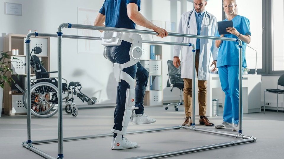 Roboter unterstützt Patient. © Shutterstock