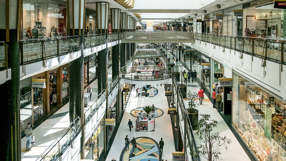 Shopping Center © Shutterstock