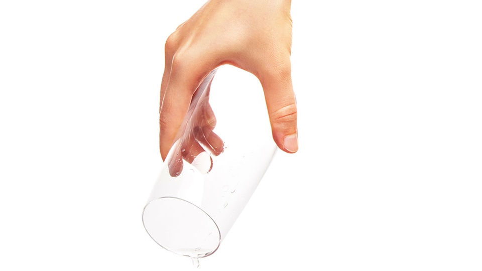 Hand hält Glas Wasser © Shutterstock