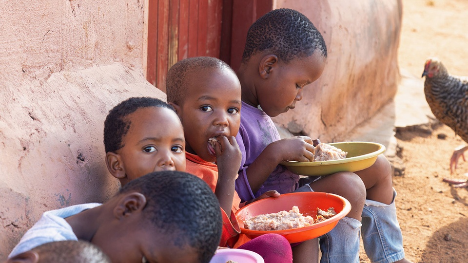 Kinder essen. © Shutterstock
