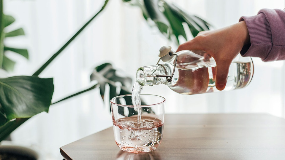 Eine ausreichende Flüssigkeitszufuhr ist für Stoma-Patient:innen sehr wichtig. © iStock