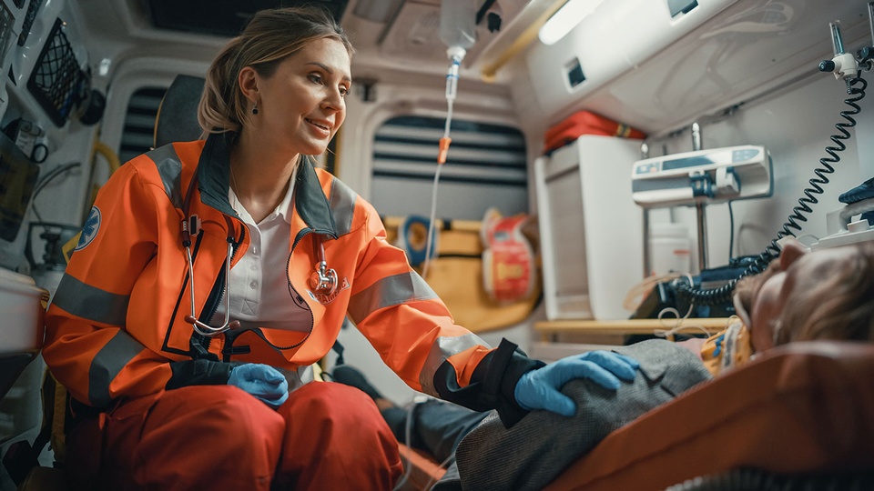 Rettungskraft beruhigt Patientin © iStock