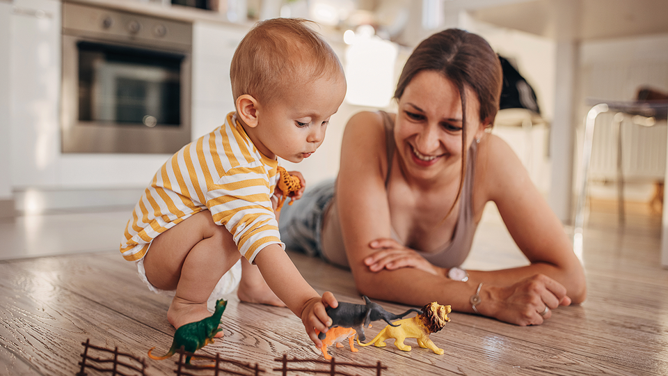 Kleinkind mit "Notfallmama" © iStock