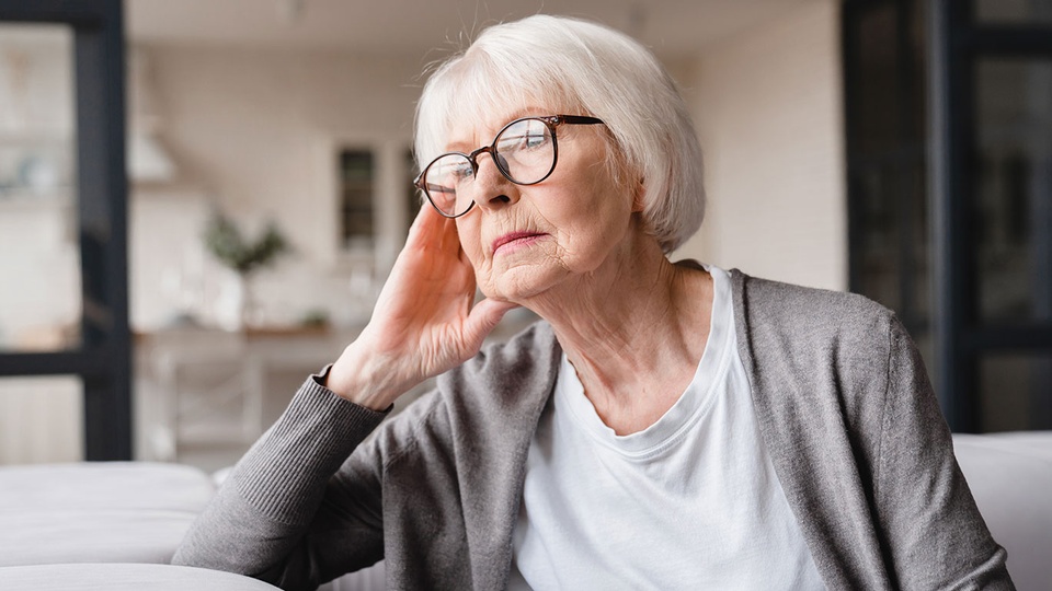 Ältere Dame schaut traurig © iStock