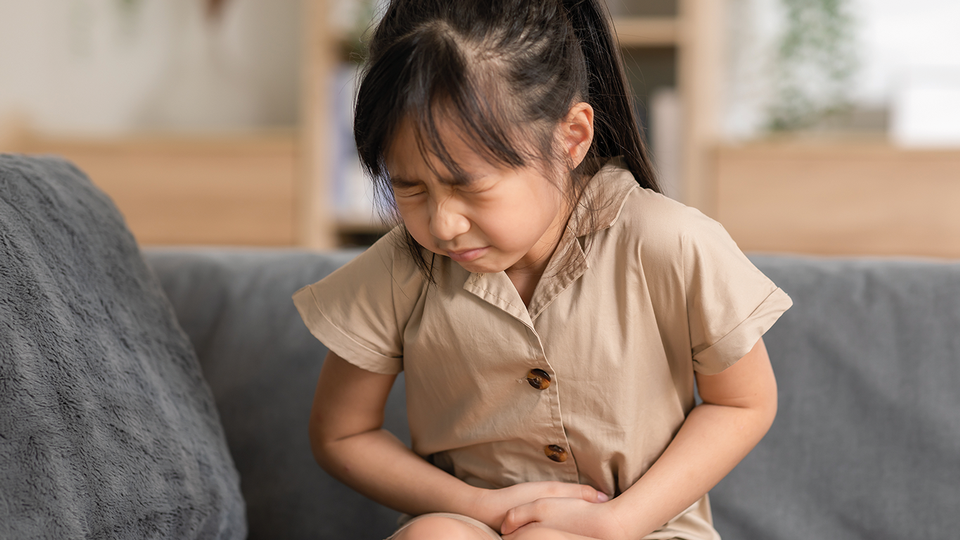 Kleines Mädchen mit Bauchschmerzen © iStock/Jomkwan