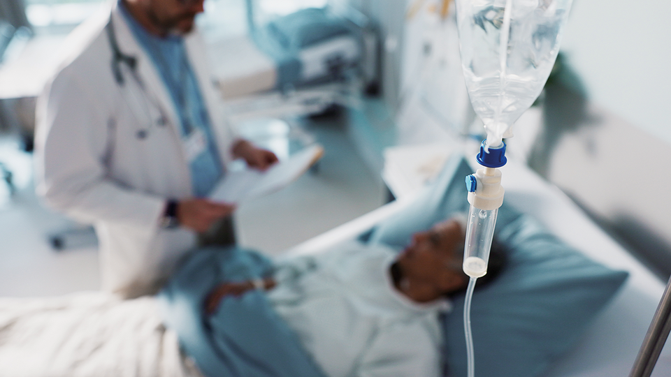 Eine schwere Sympto­matik einer normovolämischen Hyponatriämie erfordert eine sofortige intravenöse Behandlung mit hypertoner 3%iger NaCl-Lösung. © iStock